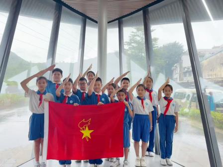 军地双拥齐携手，共筑国防少年梦——湖贝小学开展“国庆爱国主义主题”每周半天计划校外实践活动