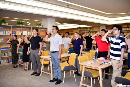 松存青衿之志，履践致远承古韵 泉应蓝缕之章，薪火束脩谢师恩--深圳市松泉实验学校举行2025-2026学年“青蓝工程”师徒结对仪式