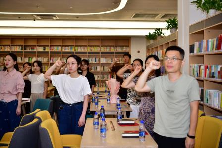 松存青衿之志，履践致远承古韵 泉应蓝缕之章，薪火束脩谢师恩--深圳市松泉实验学校举行2025-2026学年“青蓝工程”师徒结对仪式