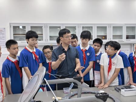 南方科技大学附属罗湖中学2024级学子走进南方科技大学附属中学，沉浸式开启“科技+校园”研学之旅