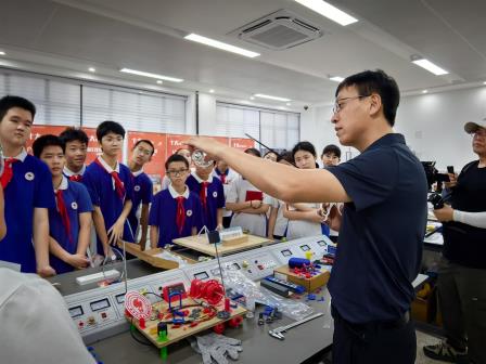 南方科技大学附属罗湖中学2024级学子走进南方科技大学附属中学，沉浸式开启“科技+校园”研学之旅