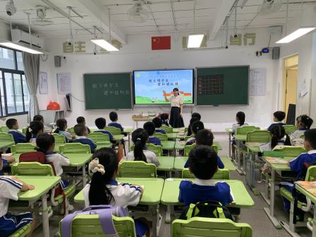 美在文明，爱在礼仪——湖贝小学开展升旗仪式德育课程展示活动