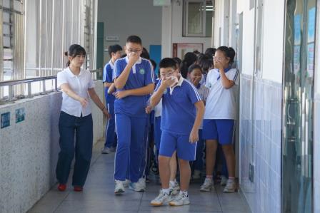 深圳市洪湖小学成功开展2025年秋季消防抗震应急疏散演练