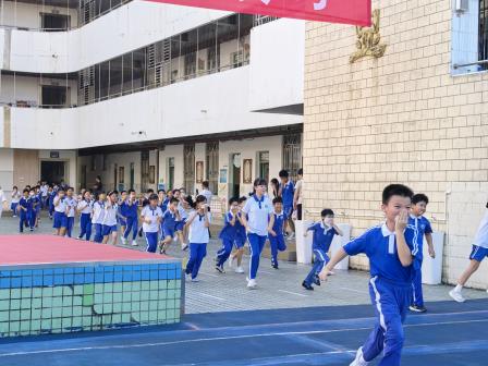 深圳市洪湖小学成功开展2025年秋季消防抗震应急疏散演练