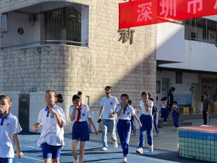 深圳市洪湖小学成功开展2025年秋季消防抗震应急疏散演练