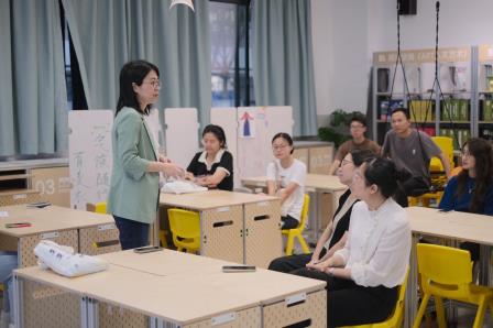 桂园小学赴梅园实验学校参观交流 共探“新质教室”赋能教育新未来