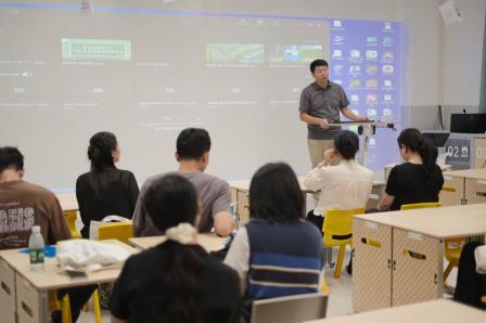 桂园小学赴梅园实验学校参观交流 共探“新质教室”赋能教育新未来