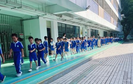 国庆前夕强意识 以练促防护平安——凤光小学开展消防安全疏散演练 