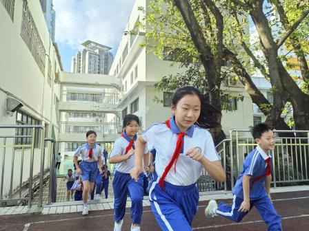 国庆前夕强意识 以练促防护平安——凤光小学开展消防安全疏散演练 