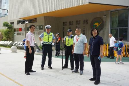 深圳市公安局、交警局、区交警大队等领导莅临翠竹外国语实验学校指导安全管理工作