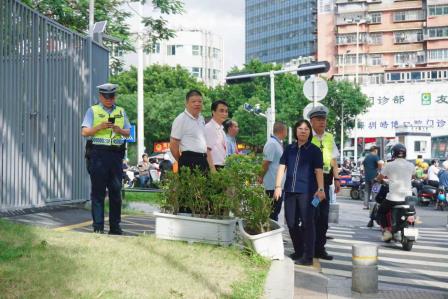深圳市公安局、交警局、区交警大队等领导莅临翠竹外国语实验学校指导安全管理工作
