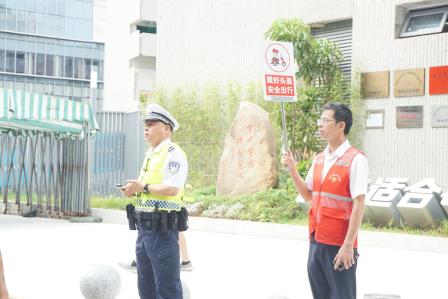 深圳市公安局、交警局、区交警大队等领导莅临翠竹外国语实验学校指导安全管理工作