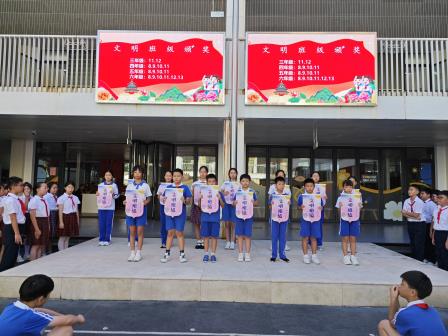 红旗漫卷歌华夏，童心飞扬颂祖国 ——翠北实验小学举行庆祝国庆节主题升旗仪式（第五周）