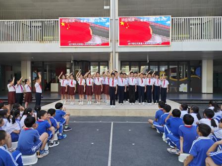 红旗漫卷歌华夏，童心飞扬颂祖国 ——翠北实验小学举行庆祝国庆节主题升旗仪式（第五周）