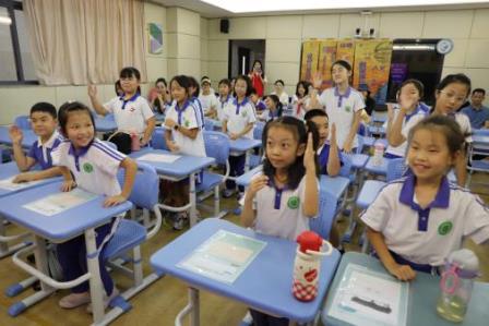 “颐童城长”活动走进向西小学，沙漠里的“锦护膊”点燃爱国情怀