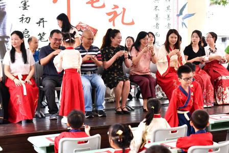 翰墨初启 开笔破蒙 ——深圳市靖轩小学举行2025年一年级新生开笔礼仪式