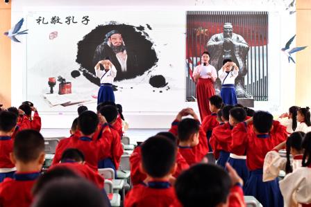 翰墨初启 开笔破蒙 ——深圳市靖轩小学举行2025年一年级新生开笔礼仪式