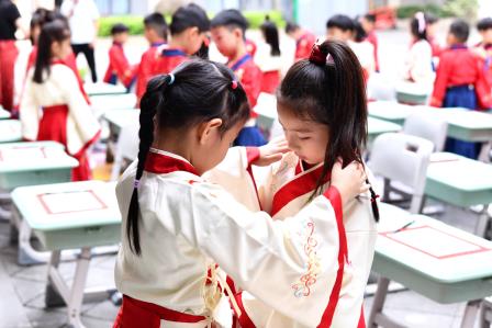 翰墨初启 开笔破蒙 ——深圳市靖轩小学举行2025年一年级新生开笔礼仪式