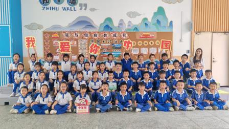 山海映初心，合影颂祖国 ——深圳市梧桐小学举行“最美爱国合影”活动礼赞国庆