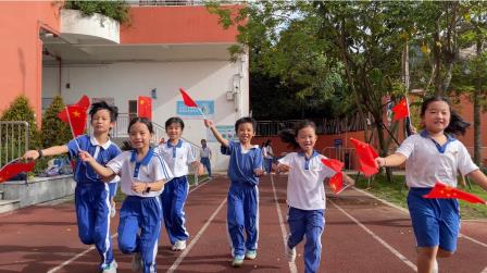 山海映初心，合影颂祖国 ——深圳市梧桐小学举行“最美爱国合影”活动礼赞国庆