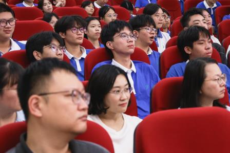 建设教育强国，培育时代新人 ——范坤博士为华美外国语学校师生讲授“大思政课”