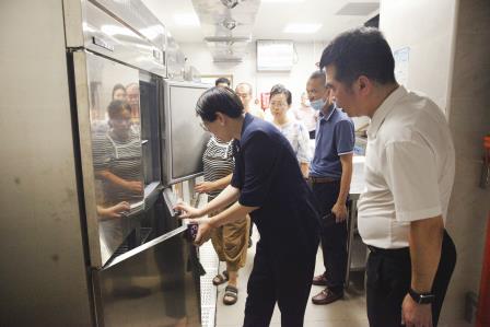 罗湖区教育局纪工委书记马莉同志莅临东昌小学开展校园食品安全专项检查