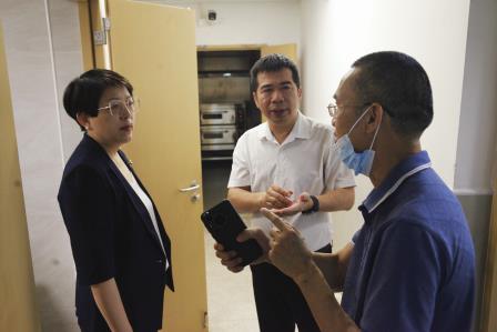 罗湖区教育局纪工委书记马莉同志莅临东昌小学开展校园食品安全专项检查