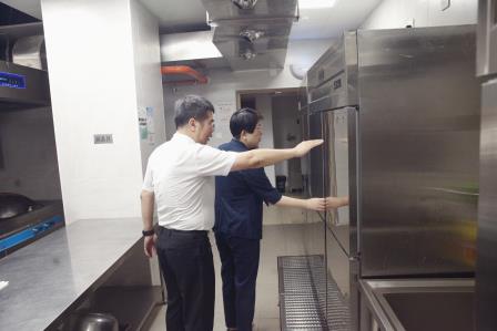 罗湖区教育局纪工委书记马莉同志莅临东昌小学开展校园食品安全专项检查