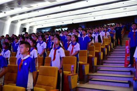 松风浩荡同观盛世大阅兵 泉韵铿锵共铸强国少年魂 ——深圳市松泉实验学校师生集中观看“纪念中国人民抗日战争暨世界反法西斯战争胜利80周年”阅兵式直播