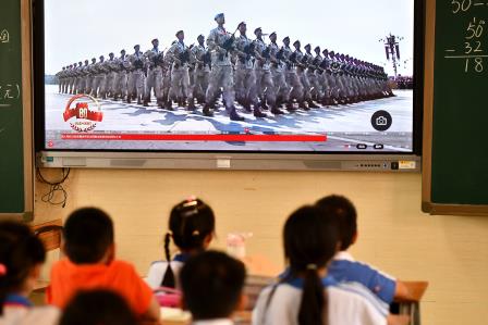 盛世阅兵展雄风，靖轩师生同欢庆 ——深圳市靖轩小学组织全校师生观看纪念抗战胜利80周年阅兵仪式
