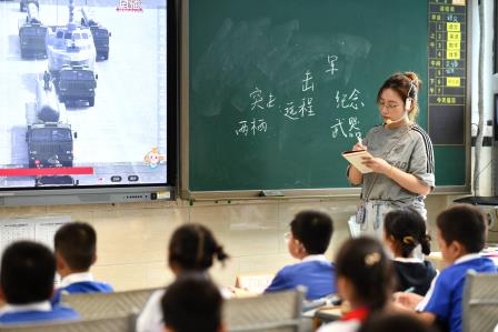 盛世阅兵展雄风，靖轩师生同欢庆 ——深圳市靖轩小学组织全校师生观看纪念抗战胜利80周年阅兵仪式