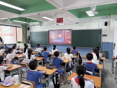 松风浩荡同观盛世大阅兵 泉韵铿锵共铸强国少年魂 ——深圳市松泉实验学校师生集中观看“纪念中国人民抗日战争暨世界反法西斯战争胜利80周年”阅兵式直播