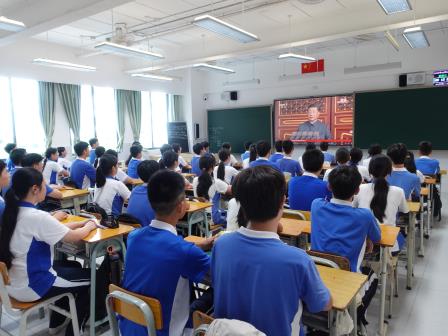 松风浩荡同观盛世大阅兵 泉韵铿锵共铸强国少年魂 ——深圳市松泉实验学校师生集中观看“纪念中国人民抗日战争暨世界反法西斯战争胜利80周年”阅兵式直播