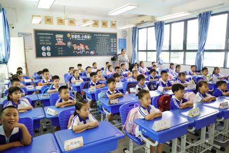 铭记历史，砥砺前行——深圳市凤光小学举行“9.3阅兵”精神传承活动