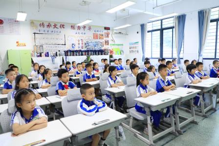 荣耀阅兵，强国有我——深圳市仙桐实验小学开展阅兵主题项目式学习中队课暨主题党日活动