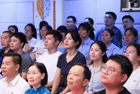 荣耀阅兵，强国有我——深圳市仙桐实验小学开展阅兵主题项目式学习中队课暨主题党日活动