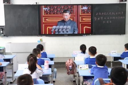 “观礼阅兵赞盛世，师生共燃爱国情”——太白实验学校组织全校师生观看九三阅兵仪式