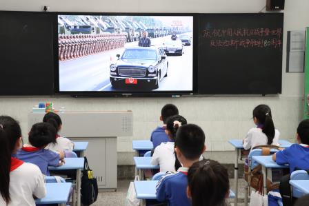 “观礼阅兵赞盛世，师生共燃爱国情”——太白实验学校组织全校师生观看九三阅兵仪式