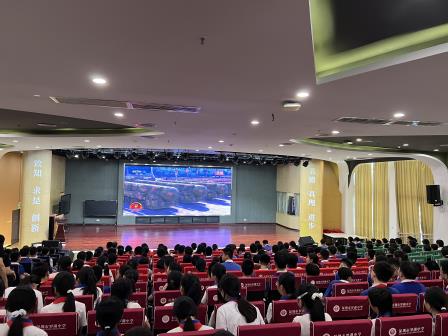 观盛世阅兵，育少年担当 ——南方科技大学附属罗湖中学组织观看9·3阅兵仪式