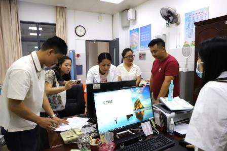 罗湖区教育局肖新宇调研员一行到向西小学检查开学工作