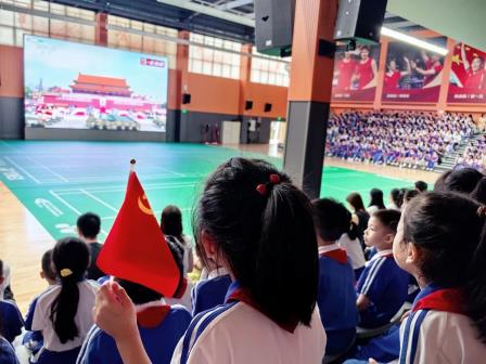 观阅兵盛典，聚奋进力量—— 深圳市怡景小学师生集体观看阅兵仪式