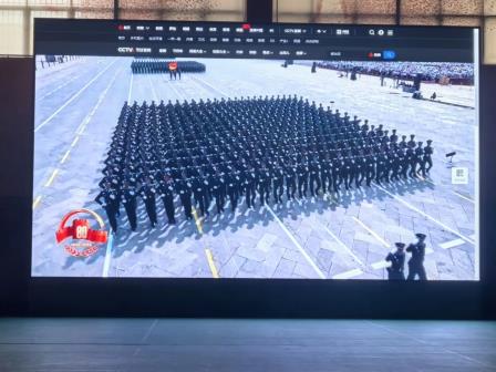 观阅兵盛典，聚奋进力量—— 深圳市怡景小学师生集体观看阅兵仪式