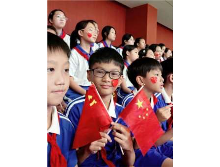 观阅兵盛典，聚奋进力量—— 深圳市怡景小学师生集体观看阅兵仪式