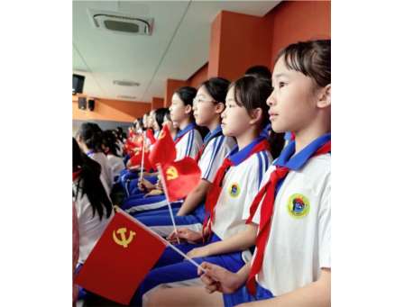 观阅兵盛典，聚奋进力量—— 深圳市怡景小学师生集体观看阅兵仪式