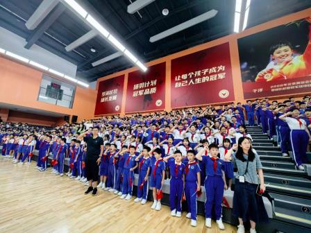 观阅兵盛典，聚奋进力量—— 深圳市怡景小学师生集体观看阅兵仪式