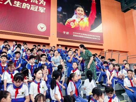 观阅兵盛典，聚奋进力量—— 深圳市怡景小学师生集体观看阅兵仪式