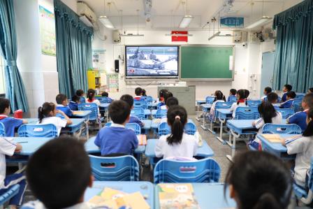 观阅兵盛况 燃报国豪情——罗芳小学组织师生观看九三阅兵