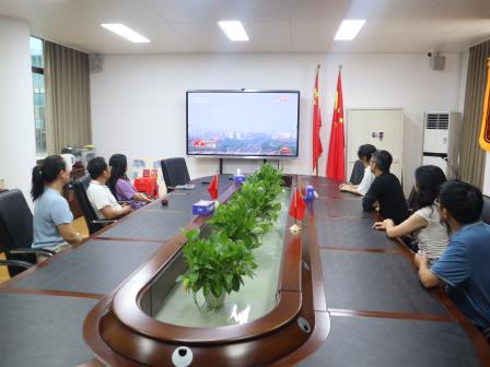 观阅兵盛况 燃报国豪情——罗芳小学组织师生观看九三阅兵