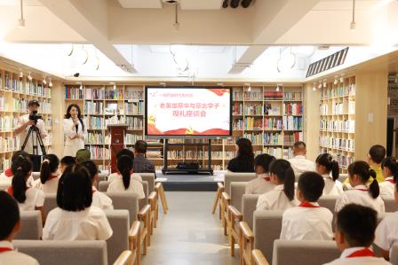 一场跨越时代的对话：蔡华老英雄与翠北学子 共观阅兵式，共话家国情怀