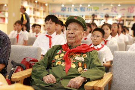 一场跨越时代的对话：蔡华老英雄与翠北学子 共观阅兵式，共话家国情怀